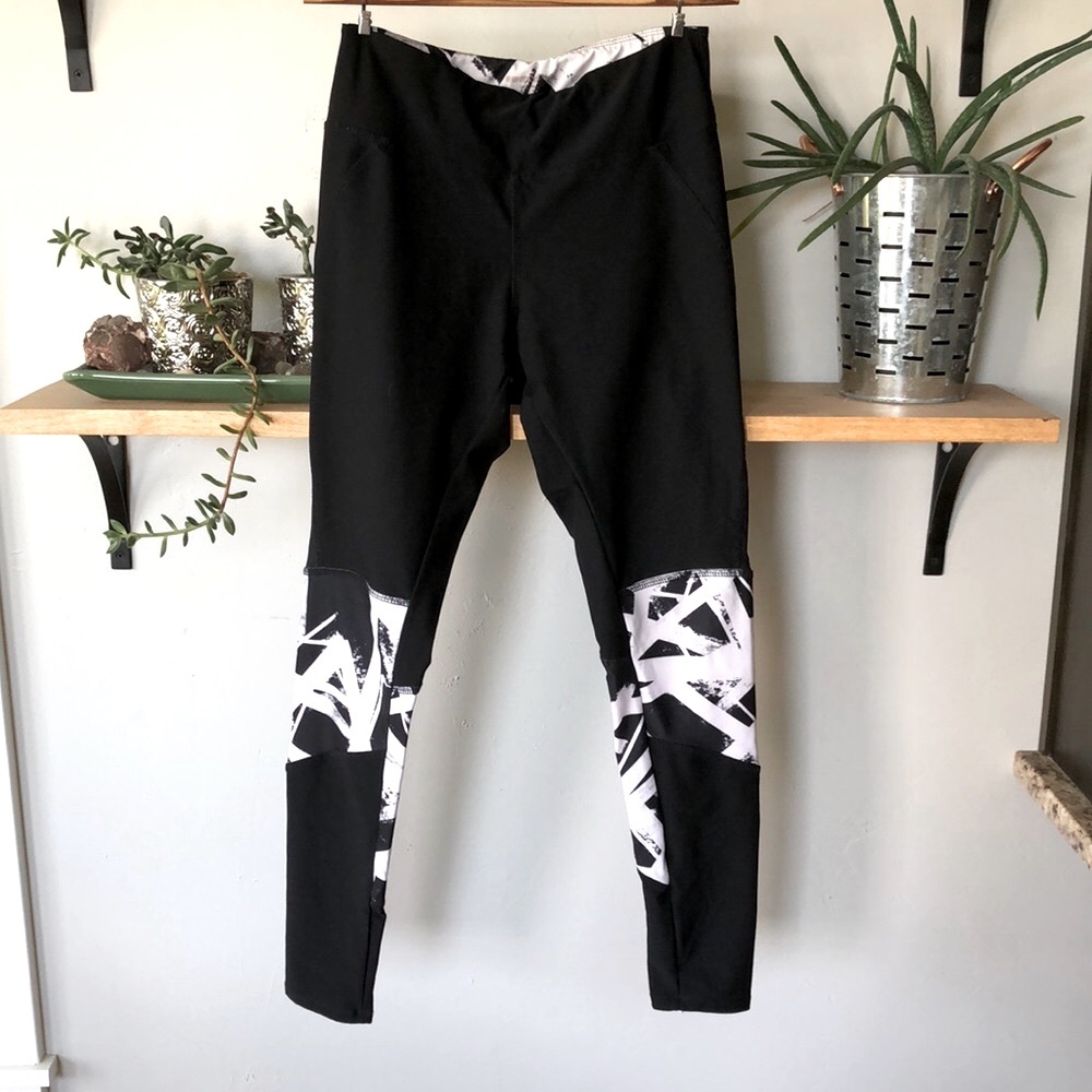Marika Black and White Graphic Print Leggings Size Small